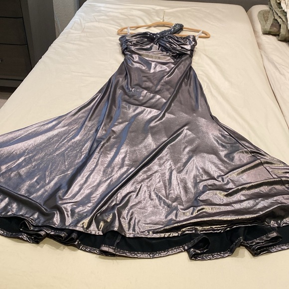 One shoulder beaded metallic gown. Fitted silhouette. - Picture 8 of 13